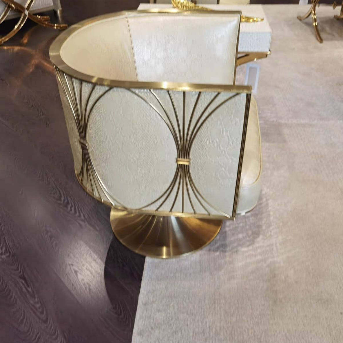 黑标塞纳之光沙发椅不锈钢金属框架美家全软包头层压花皮革