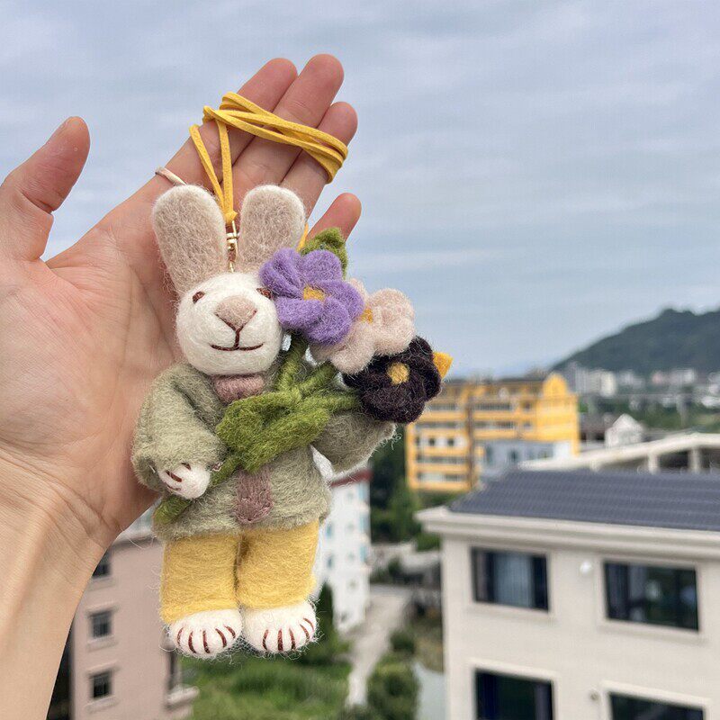 尼泊尔手工进口羊毛毡抱花兔挂件