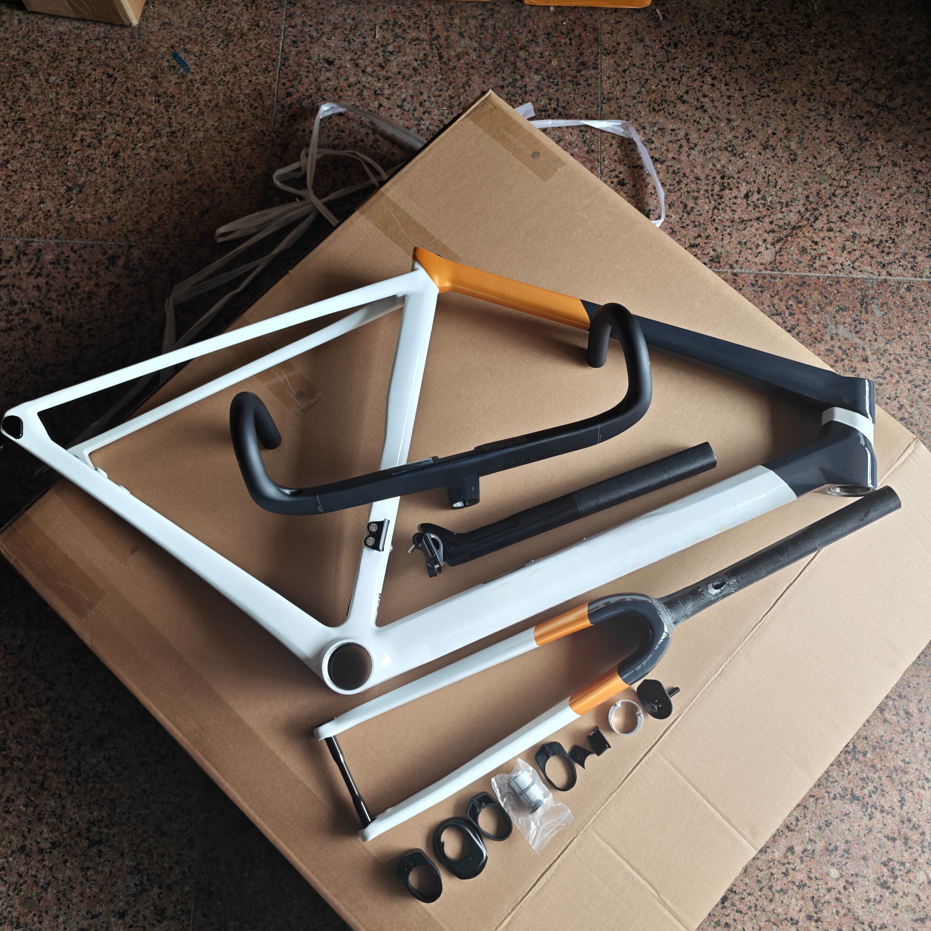 全碳纤维公路车框架C68自行车架定制涂装