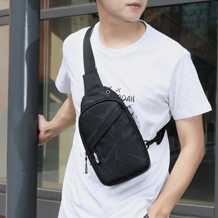 胸包男小号潮牌ins超火斜挎包2026新款 潮牌小迷你多隔层胸前包女