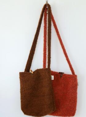 On Our Own 24FW原创 洋红栗棕圈圈绒羊毛斜挎包 木扣小方块包