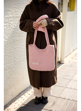 On Our Own 原创baby粉蓬松圈圈绒颗粒羊毛凹口圆角包手提单肩