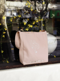 山茶花刺绣 Own原创 淡粉赤耳牛仔方底水桶包单肩腋下包 Our