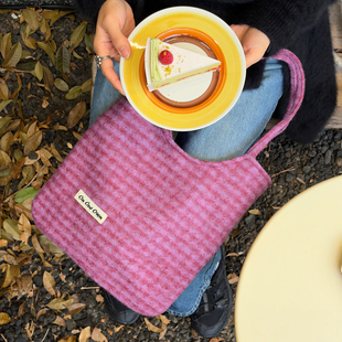 原创 Own 日本进口葡萄紫格纹蓬松羊毛凹口圆角包手提单肩 Our