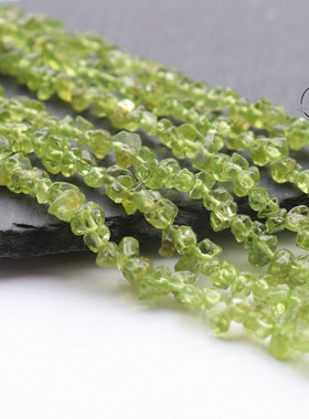 天然橄榄石中孔随形碎石小颗粒宝石手工diy清新绿色手链水晶材料