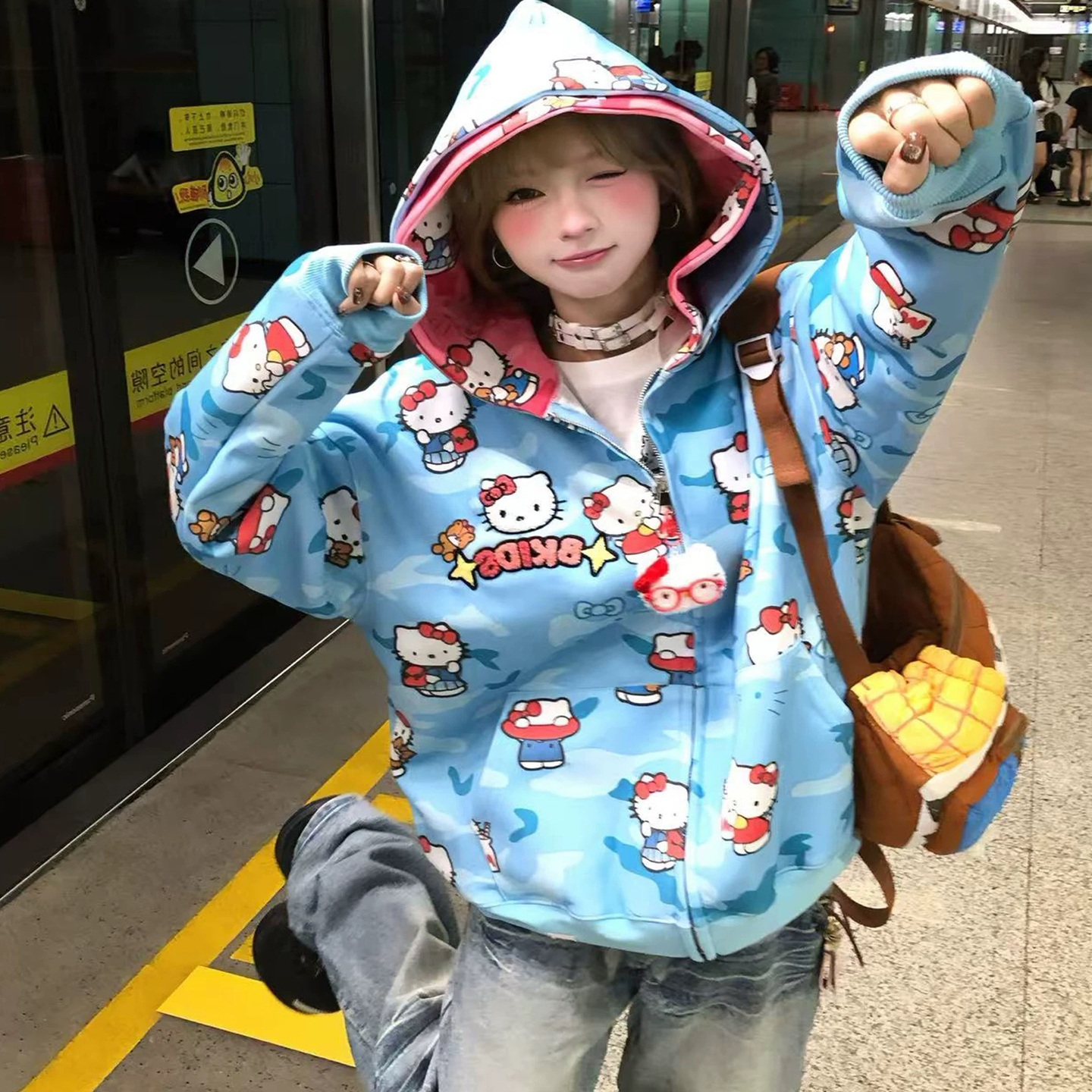 凯蒂猫满印迷彩双帽卫衣女外套