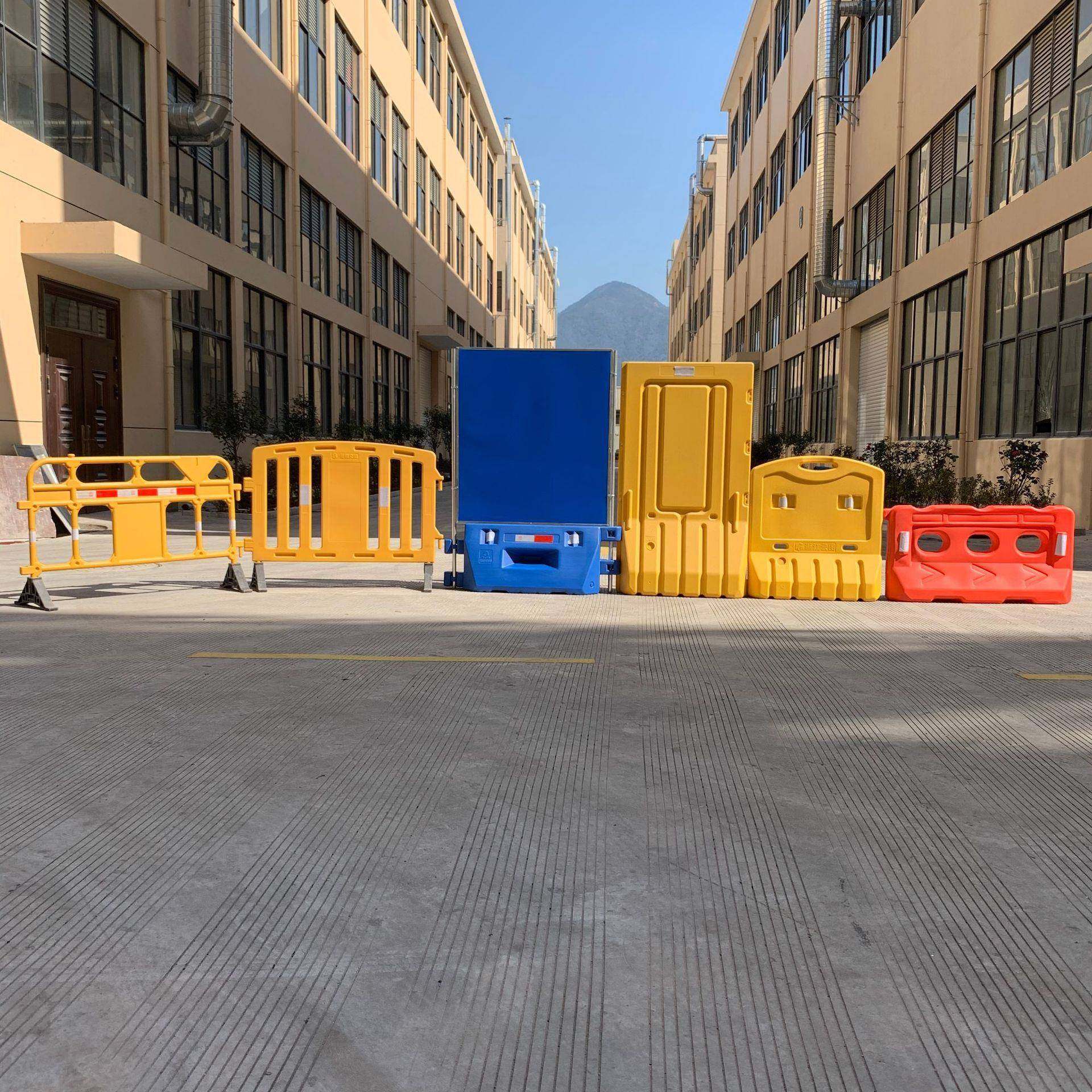 塑料交通设施水马围挡反光三孔水马注水注沙隔离防撞桶厂家