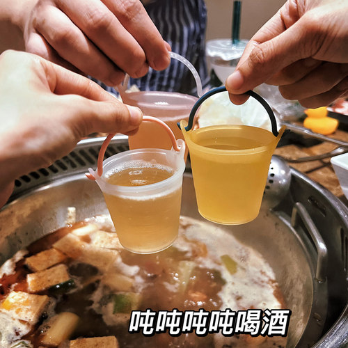 抖音同款创意啤酒杯小趴菜派对迷你小酒桶聚会带把儿童喝水杯子