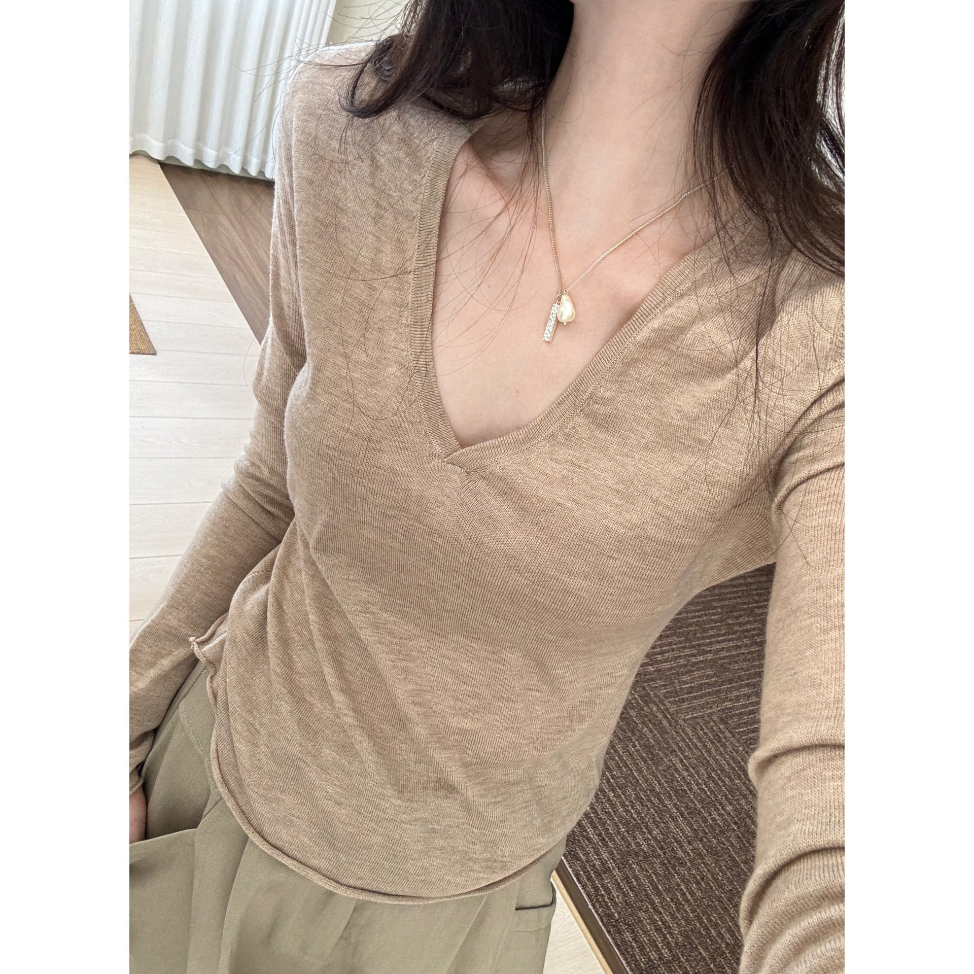 话里极简基础V领天丝面膜衣女修身显瘦百搭高级感针织打底衫上衣图片