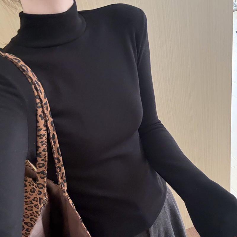 半高领垫肩黑白两色打底衫