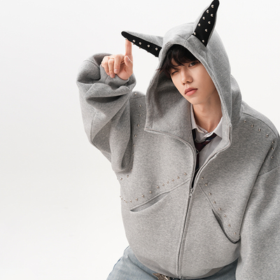 设计感铆钉杜宾犬耳连帽卫衣男