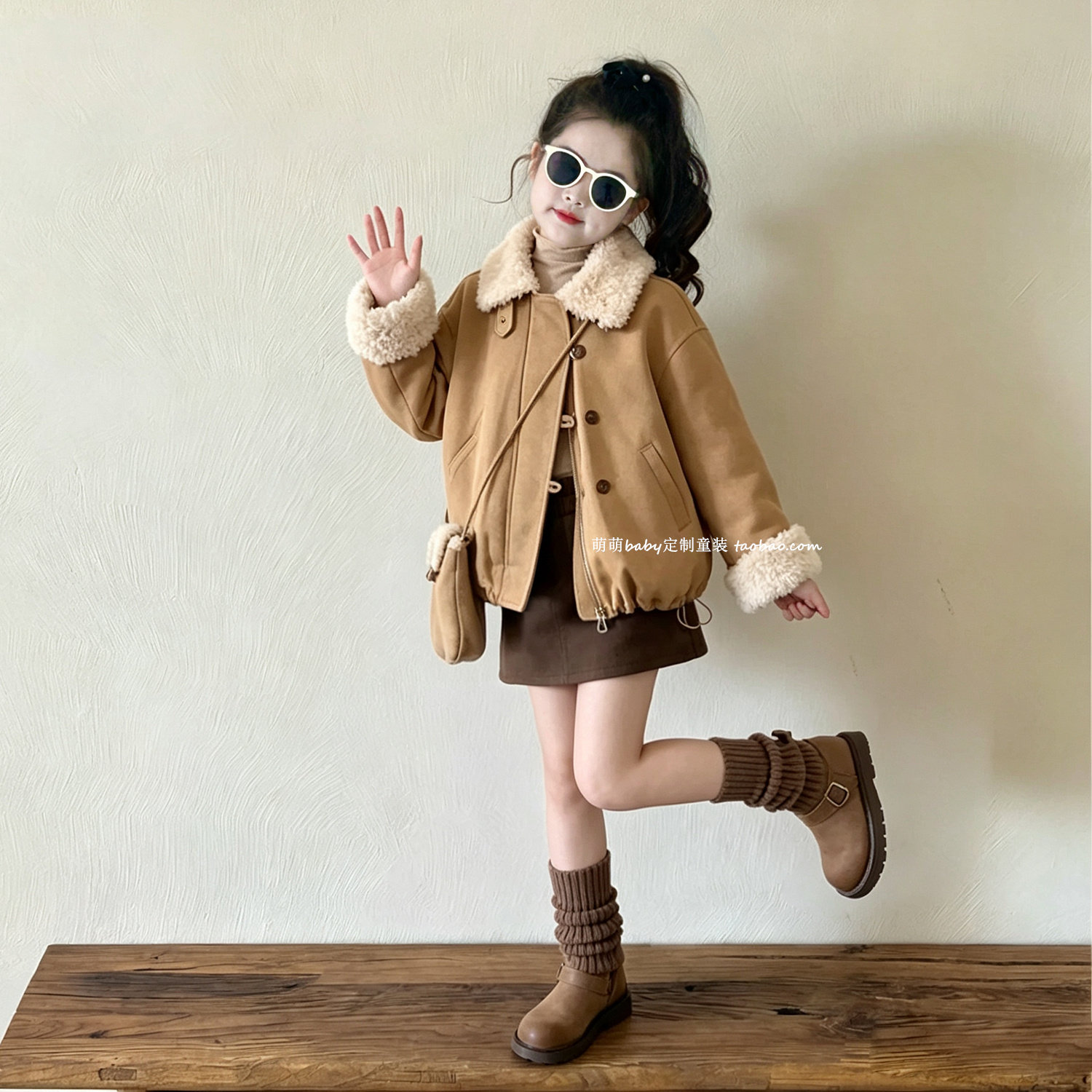女童卡其色皮毛一体羊羔毛翻领外套2026秋冬新款女孩加厚夹克上衣