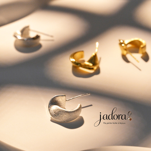 Jadora嘉朵 弯月私语｜拉丝耳环女轻奢感冷淡风金属耳饰简约气质
