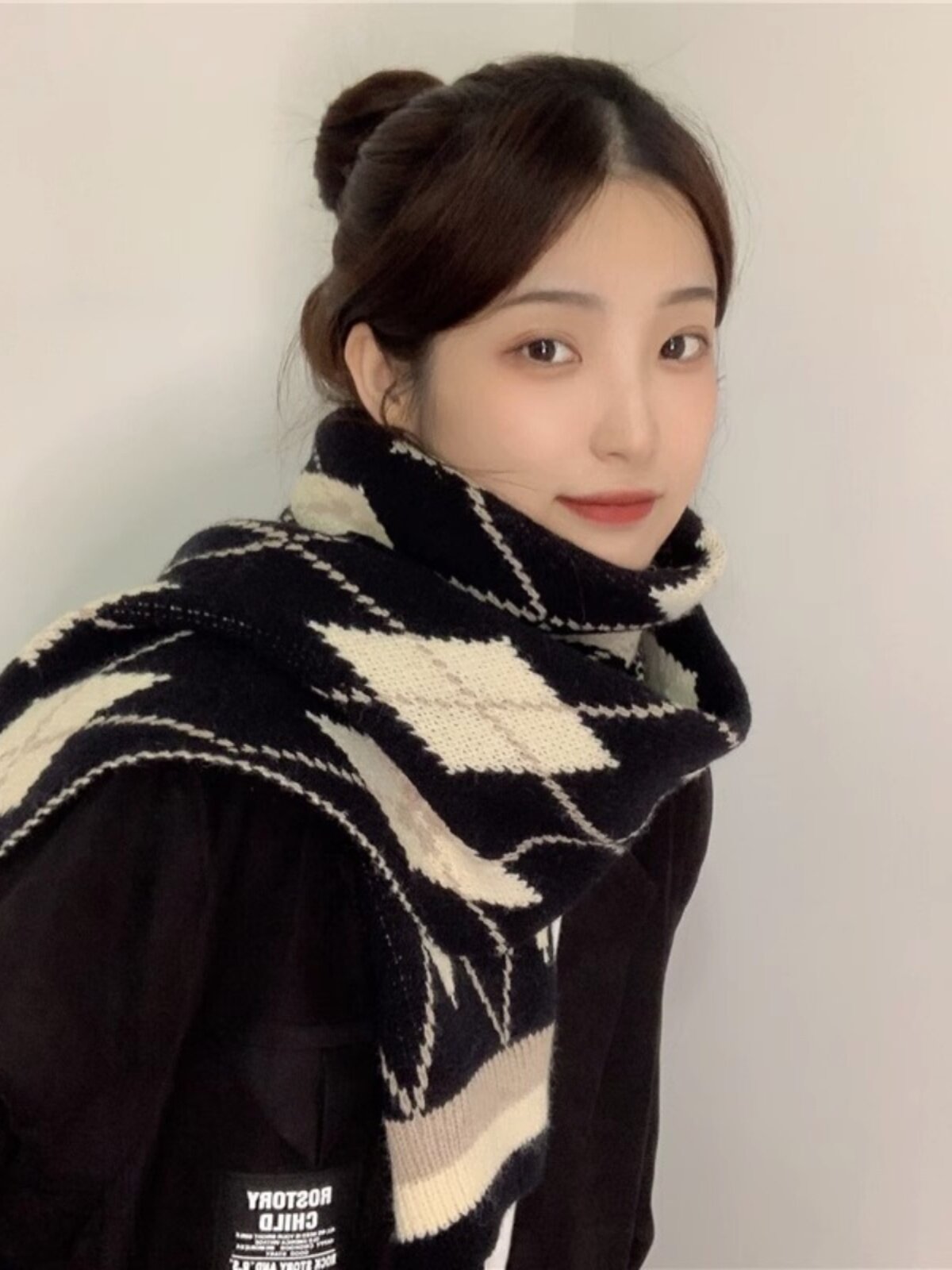 CENCE KAER FRENCH AUTUMN WINTER WARM SWEET PLAID COUPLE SHAWL NECK WOMAN BLACK AND WHITE CONTRASTING DIAMOND SCARF