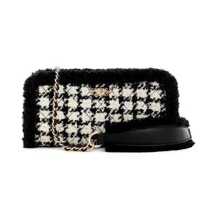 代购GUESS女士斜挎包拉链闭合轻便携带防滑背带日常收纳黑白格纹