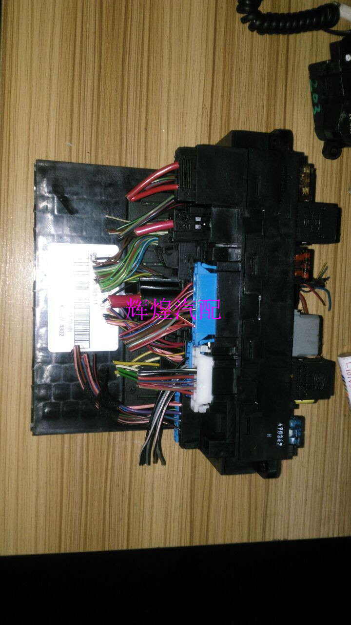 W203 C180 C200 C230保险丝盒W209 CLK240 CLK280车身电脑SAM