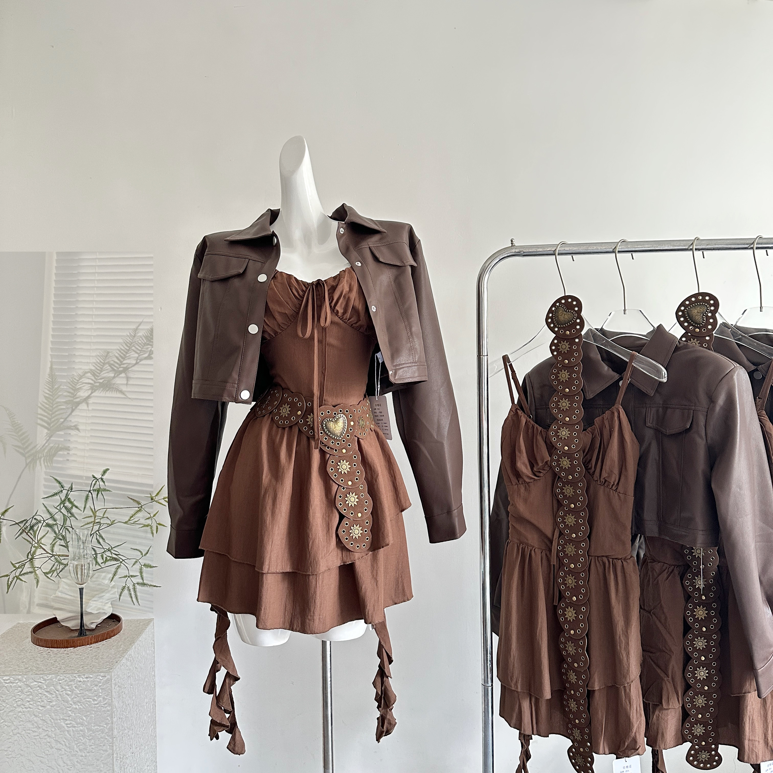 画解WAHJU 曼本旧街 早秋复古双层裙摆设计收腰显瘦吊带连衣裙女