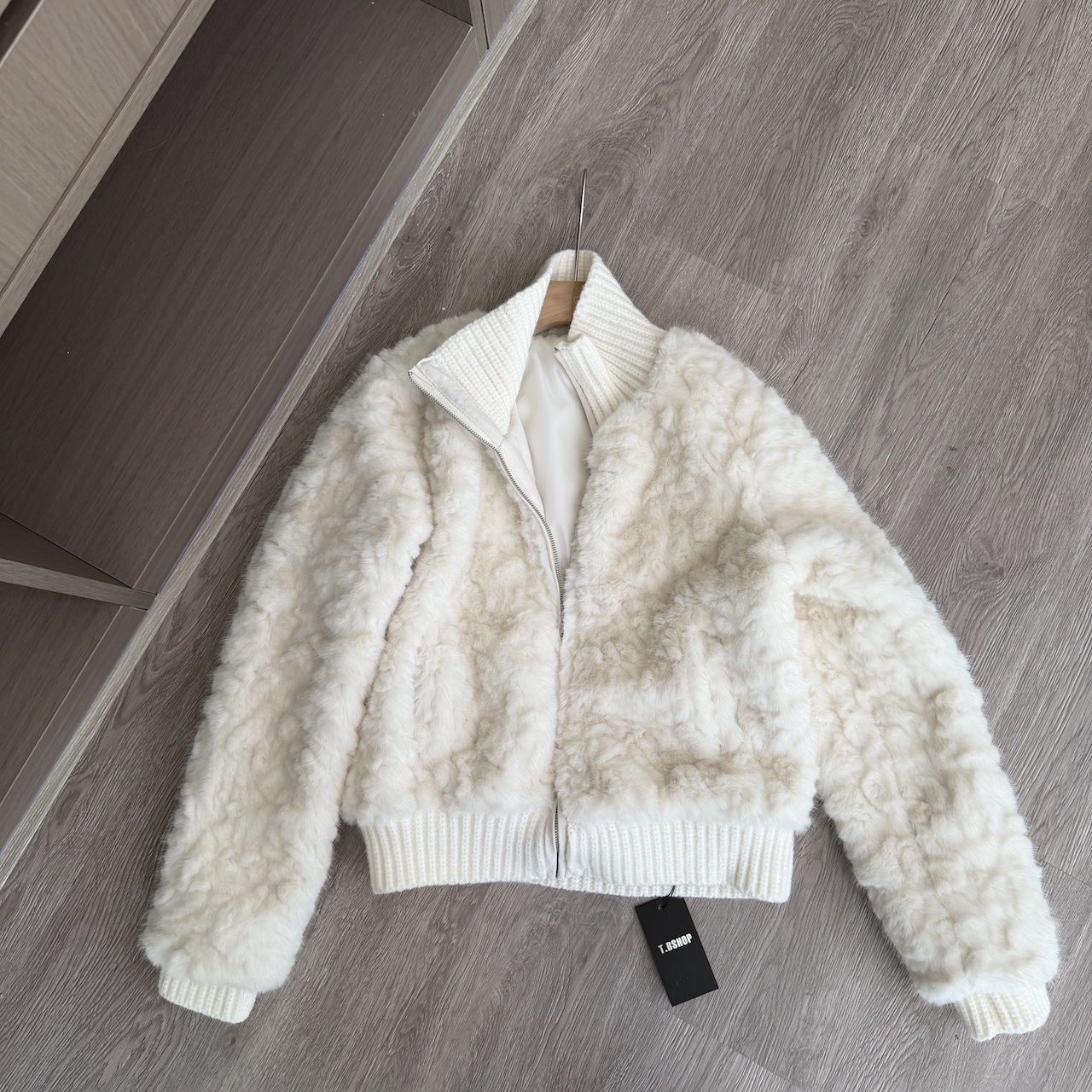 何晨曦 云柔护甲白色短款毛毛外套2025秋冬新款年轻款毛绒上衣