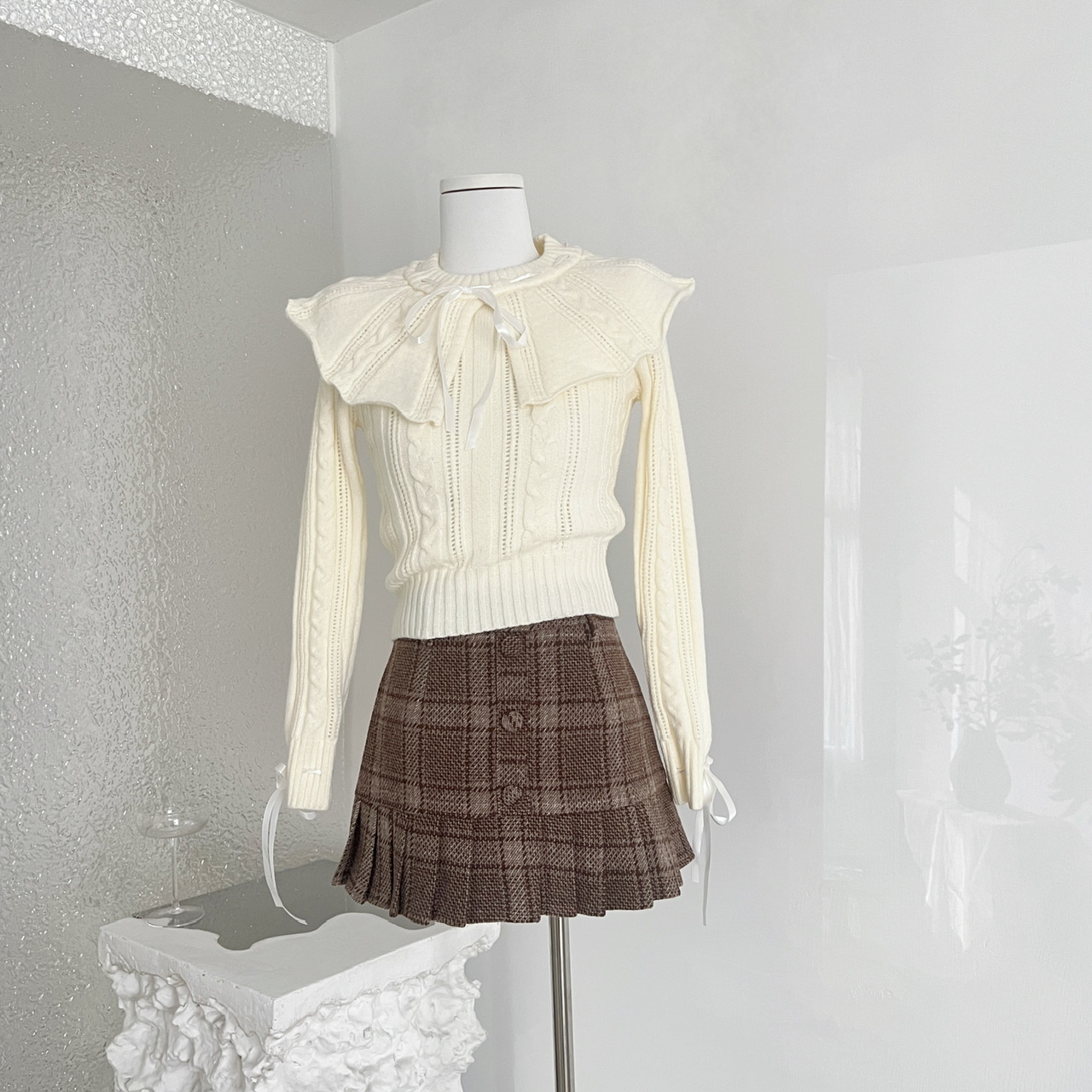 迟伞伞25/fw 圣诞银铃 秀场麻花系带花边领奶白针织衫两件套