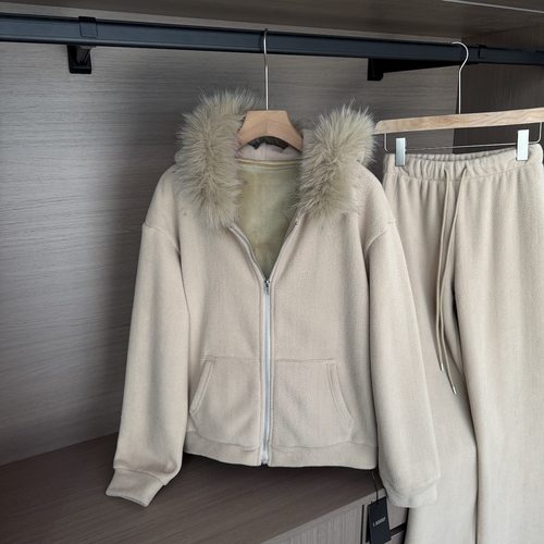 何晨曦 奶茶色颗粒绒秋冬套装微宽松连帽外套上衣休闲直筒阔腿裤