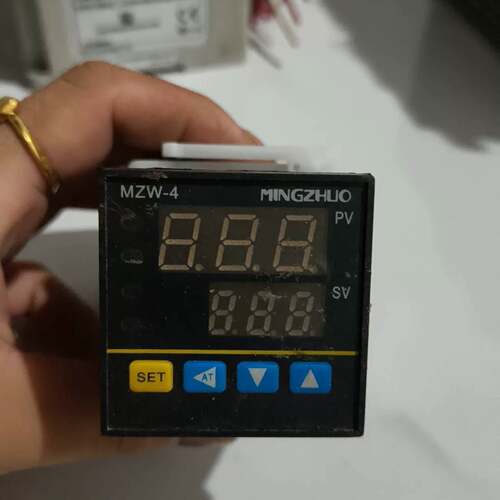 议价明卓温控仪 MZW-4，带显示，实物拍摄，功能正常。成色如图