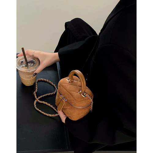 Небольшая сумка, цепь, демисезонная сумка через плечо, маленькая помада, в стиле Шанель, на цепочке