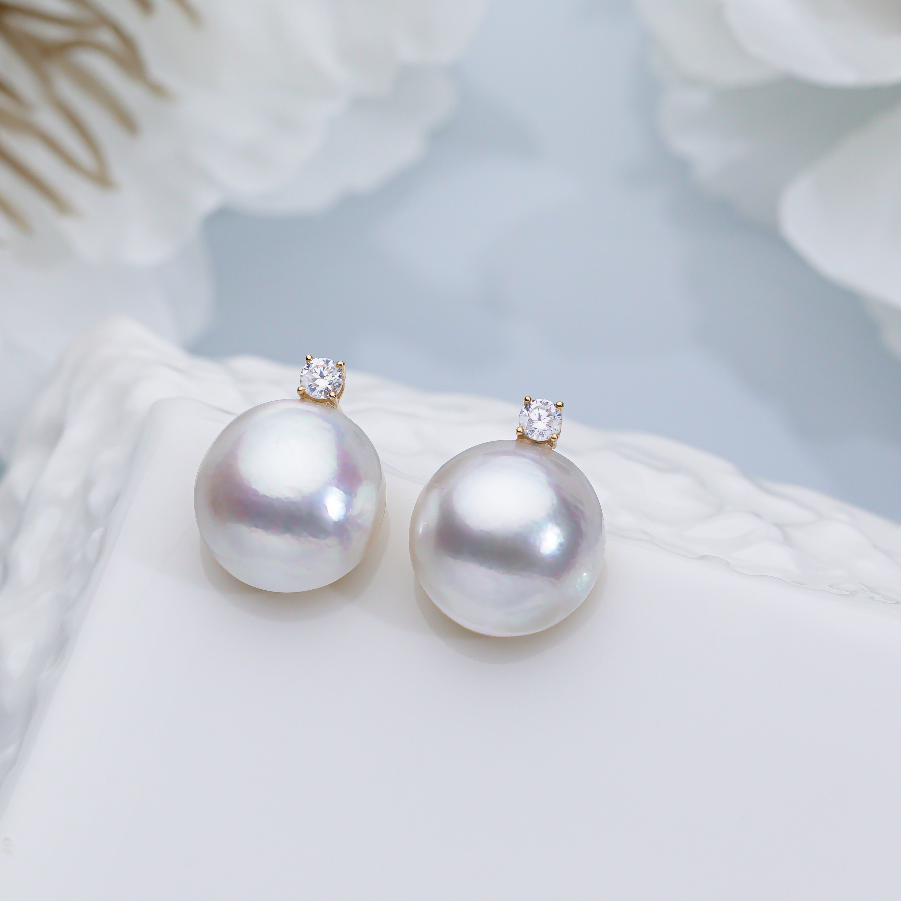 戴妃海水澳白圆马贝耳钉 13-14mm 18k金 2381H00DY