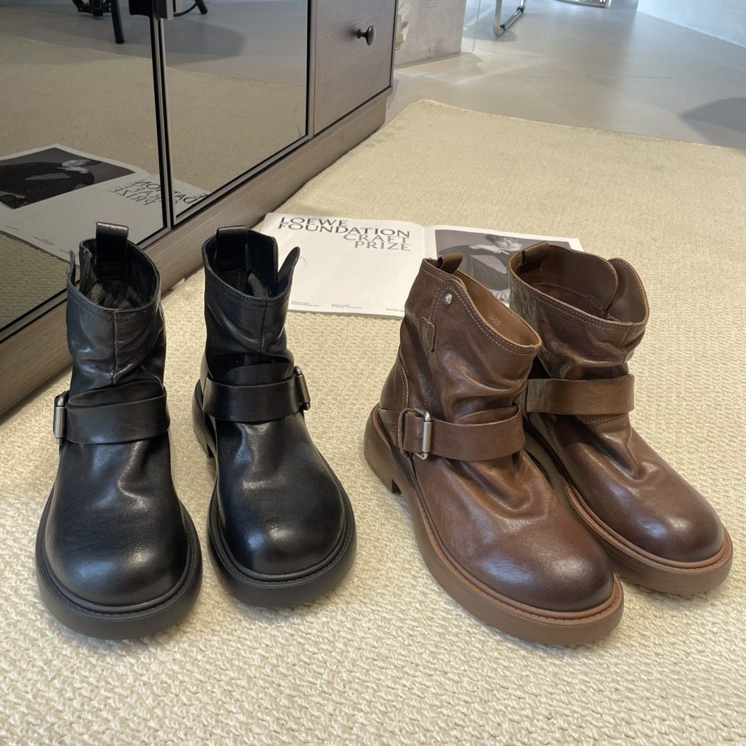 雪儿爱丽维斯2025新款真皮厚底皮带扣短靴女骑士靴机车马丁靴子