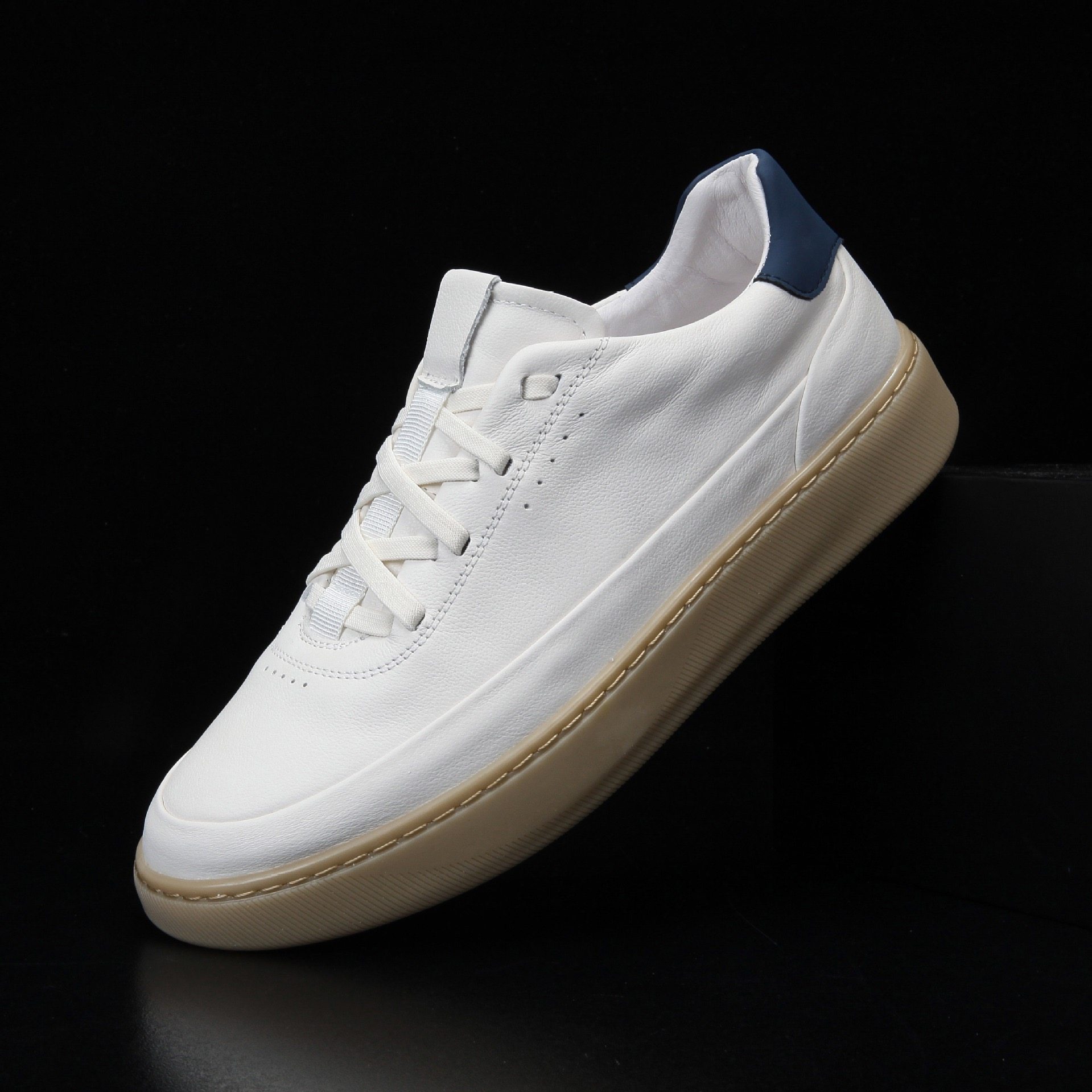 有范男鞋2025新款秋季头层牛皮休闲板鞋轻便软面软底发型师小白鞋,流行男鞋,休闲板鞋,淘宝优惠券,粉丝福利购,淘宝优惠卷