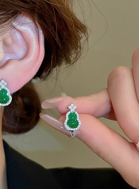 Loga.Py 翡翠色耳环2025年新款爆款玄学招财福禄绿葫芦耳夹钉饰女