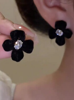 Loga.Py 秋新款黑色丝绒花朵耳环气质简约百搭小众耳钉耳饰女ins.