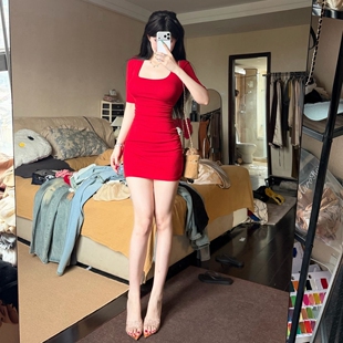 红色显白纯欲辣妹u领修身收腰显瘦中袖包臀裙性感短裙气质连衣裙