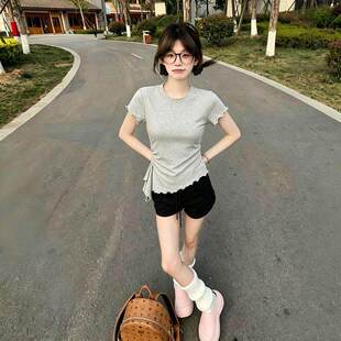 原宿风甜美修身短袖T恤女生2026夏季新款木耳边纯色简约通勤上衣