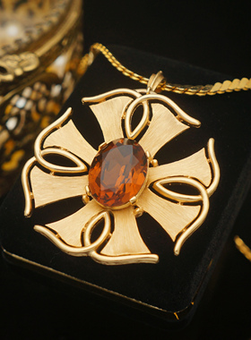 Trifari翠法丽马耳他十字吊坠