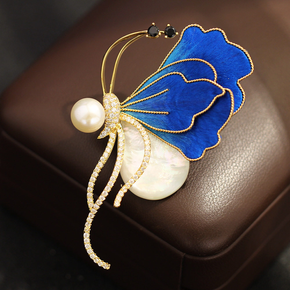 中式高档小众蓝色绒花工艺蝴蝶胸针天然贝母珍珠镶石昆虫别针配饰