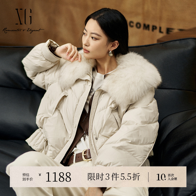 XG雪歌短款长袖白鸭绒羽绒服2025冬季新款浅米色狐狸毛领外套女装