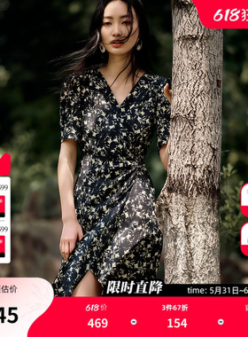 XG雪歌黑色花版V领短袖连衣裙2026夏季新款 收腰直筒开叉中长裙女