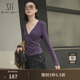 XG雪歌褶皱收腰设计深紫色T恤2025秋季新款不对称V领长袖上衣女装