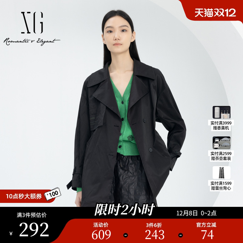 XG雪歌黑色通勤简约休闲风衣时尚春季新款字母印花中长款外套女装