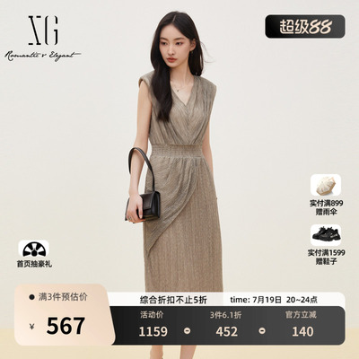 XG雪歌咖色V领无袖连衣裙2026夏季新款 松紧收腰直筒亮丝半裙女装