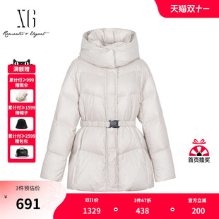 XG雪歌腰带搭配浅米色羽绒服2025冬季新款中长款白鸭绒连帽外套女
