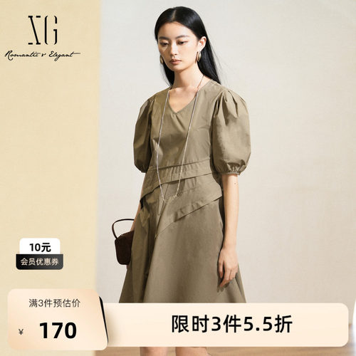 XG雪歌驼色不规则拼接连衣裙时尚夏季新款V领短袖收腰A字裙子女装