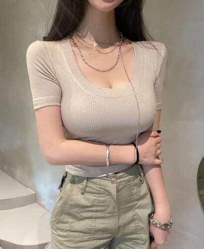 修身短款U领显胸短袖性感女上衣