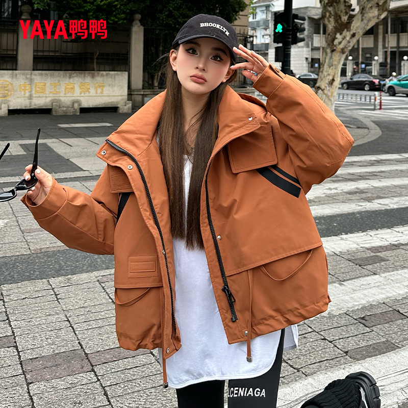 鸭鸭短款轻薄羽绒服女冬季新款橘色显白韩版运动休闲连帽保暖外套