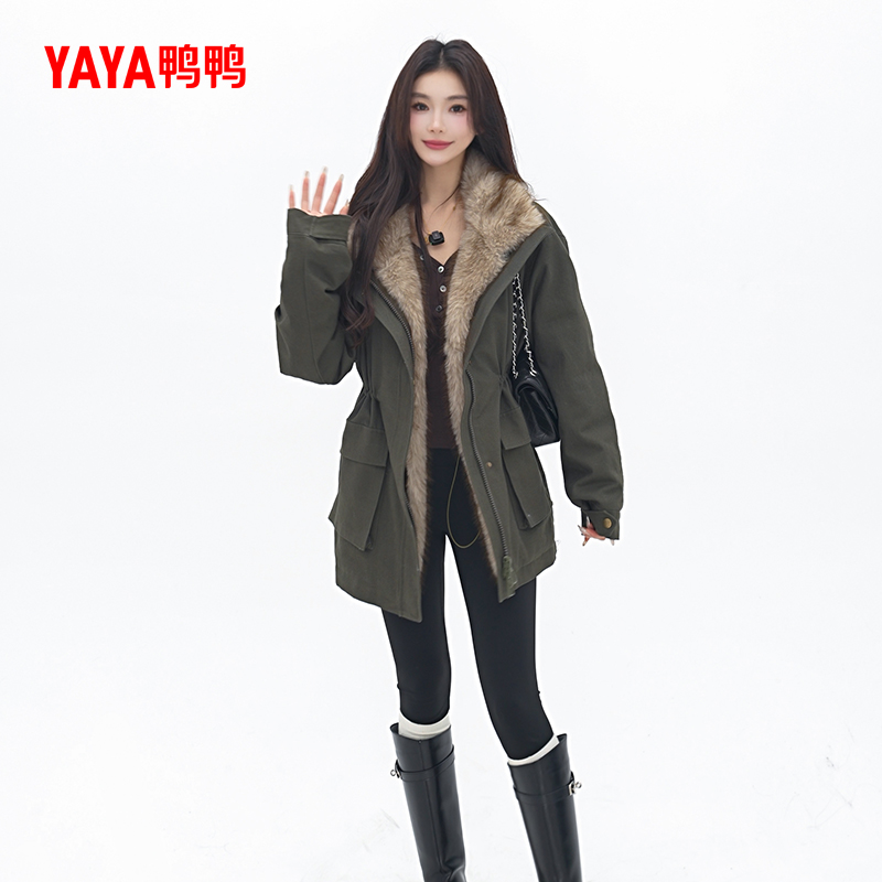 鸭鸭中长款羽绒服女款2025年冬季新款休闲舒适连帽百搭保暖外套潮