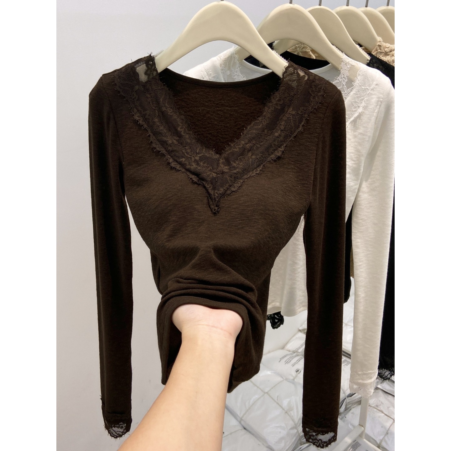 【赠运费险】蕾丝v领长袖针织衫