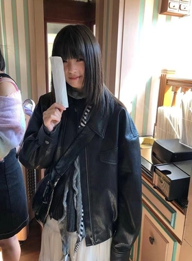 超好看皮衣外套女春秋新款短款仿绵羊皮高级黑色独特复古机车夹克