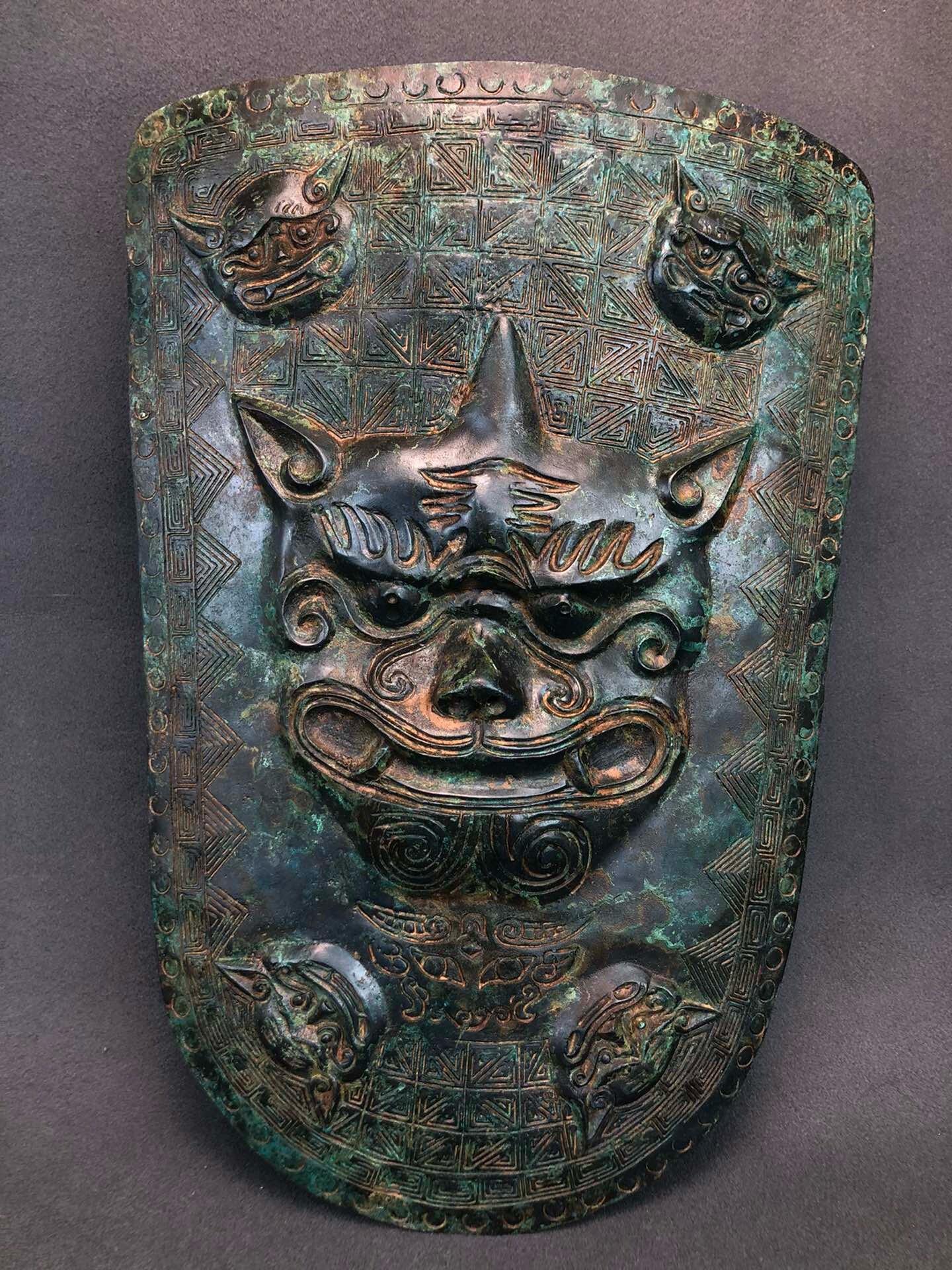 古代防御兵器战国铜盾牌影视道具高47厘米 ,宽32厘米 ,重7.6斤
