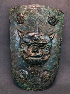 古代防御兵器战国铜盾牌影视道具高47厘米 ,宽32厘米 ,重7.6斤