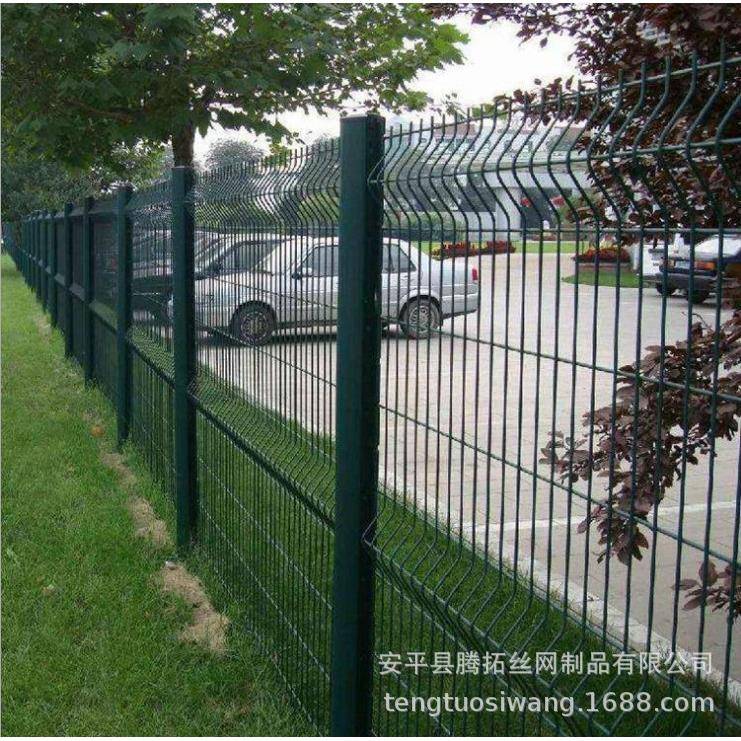 包塑三角折弯护栏网桃形柱护栏网小区园林防护网